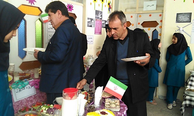 جشنواره ی غذای سالم در یکی از مدارس کوهدشت / به مناسبت دهه ی مبارکه ی فجر