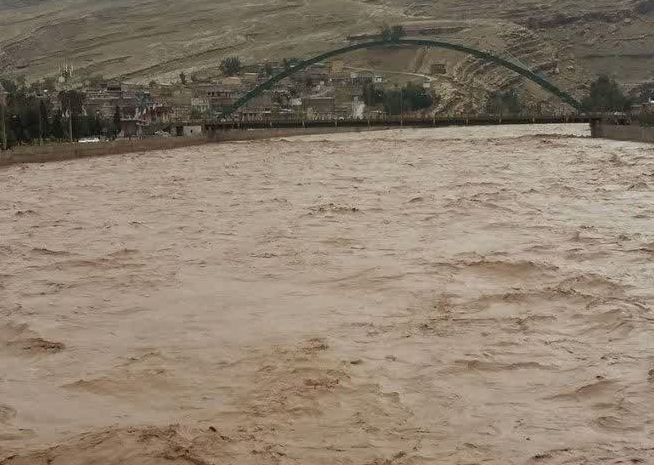سیل راه ‌۴۰ روستای پلدختر را قطع کرد/ احتمال طغیان رودخانه سیمره